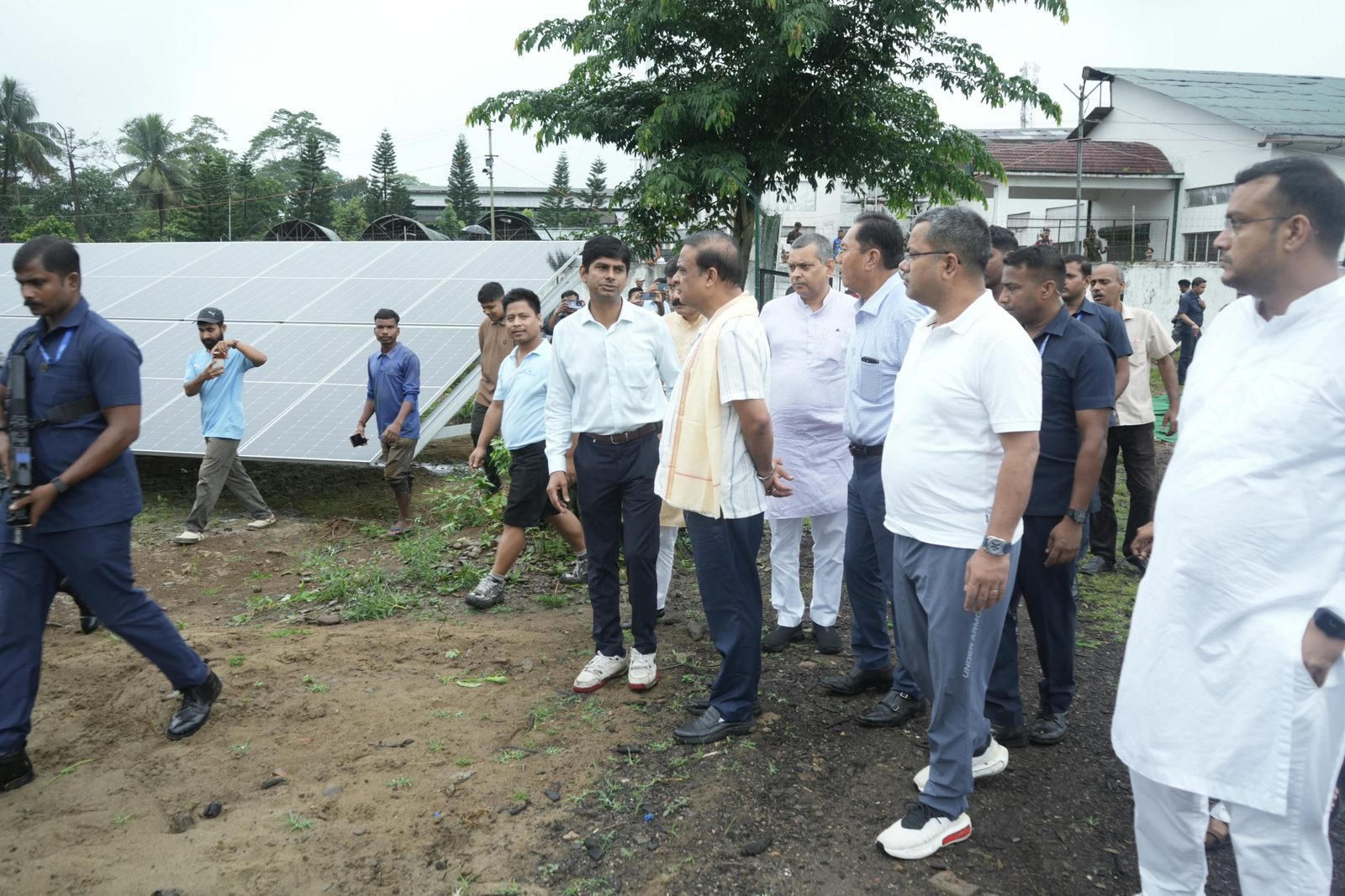 Arrays Ingenieria takes the Chief Minister around the Koomber solar plant